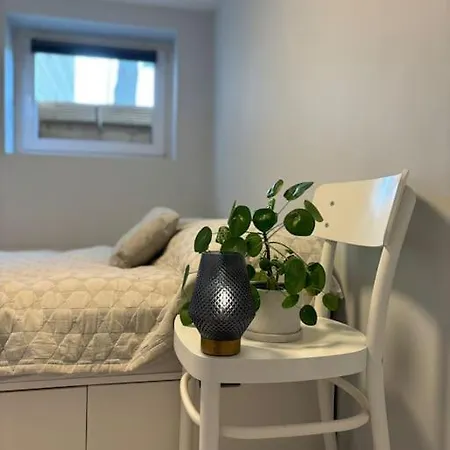 Stylish Flat - Lush Garden Views Apartament