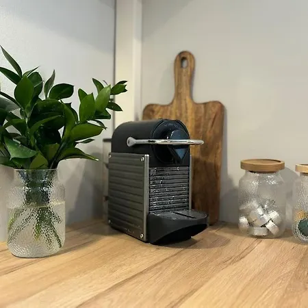 Apartament Stylish Flat - Lush Garden Views